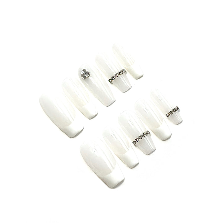 Elegantes Druck-On-Nagelkunstset mit Strassdekoration