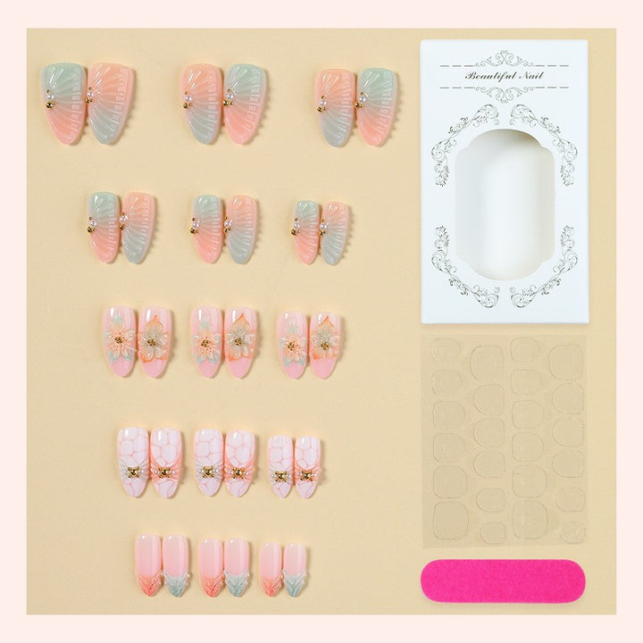 Kunstnagelset mit glamourösen Blumen- und Glitzerdetails Karnz