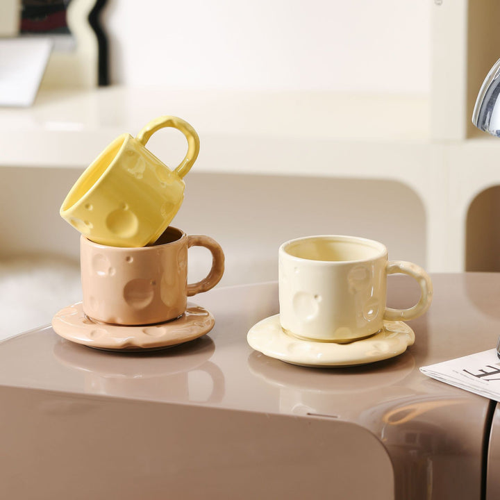Skulpturales Keramikbecher-Set mit fließender Glasur und strukturierter Untertasse