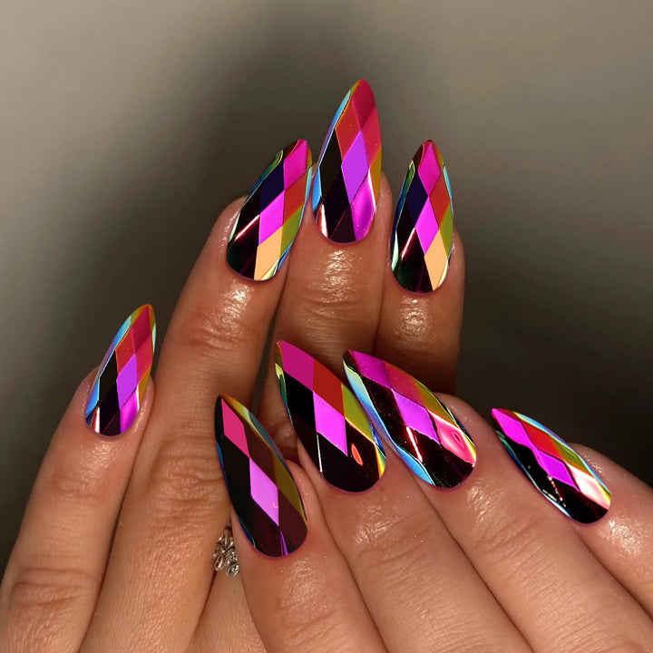 Stiletto-Nagelkunstverlängerungen mit geometrischem Prismadesign Karnz