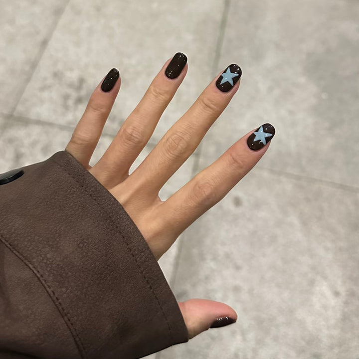 Künstlerische Nagelkunst mit Sternmotiven Karnz