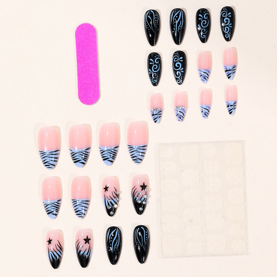 Künstlerische Stiletto-Nagelverlängerungen mit Strassakzenten Karnz