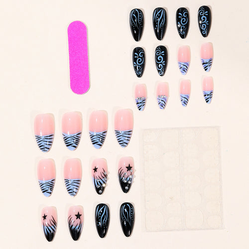 Künstlerische Stiletto-Nagelverlängerungen mit Strassakzenten Karnz