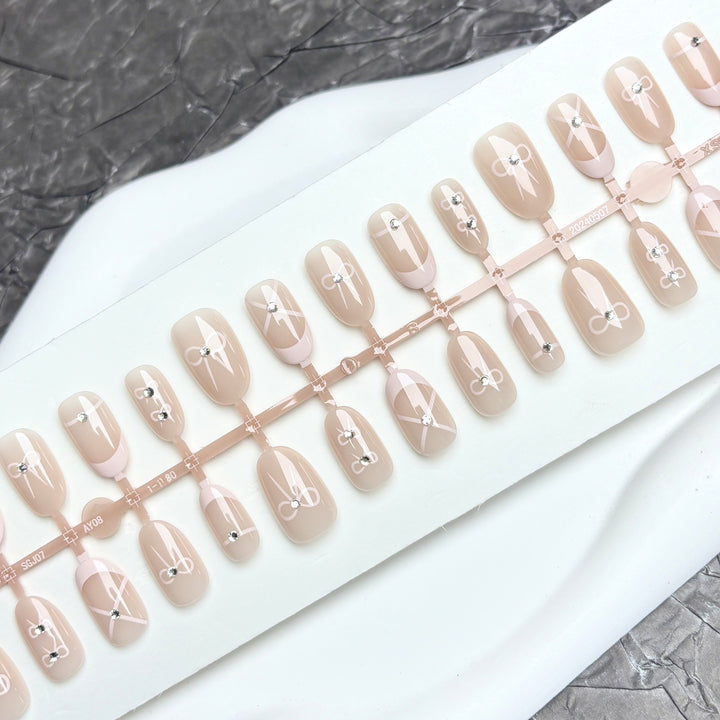 Elegantes Press-On Nail Set mit Juwel Akzenten