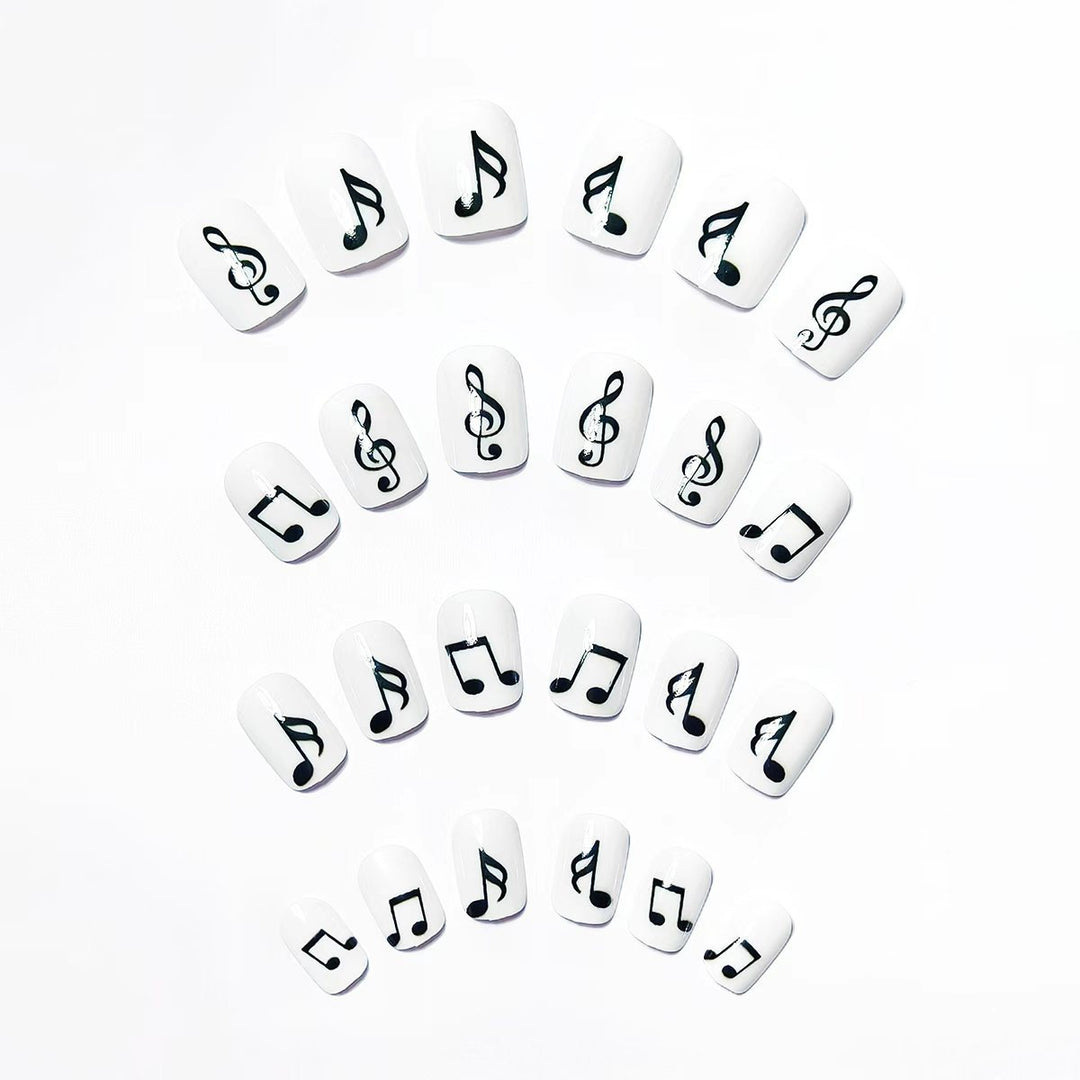 Kunstnägel mit Musikmotiv Karnz