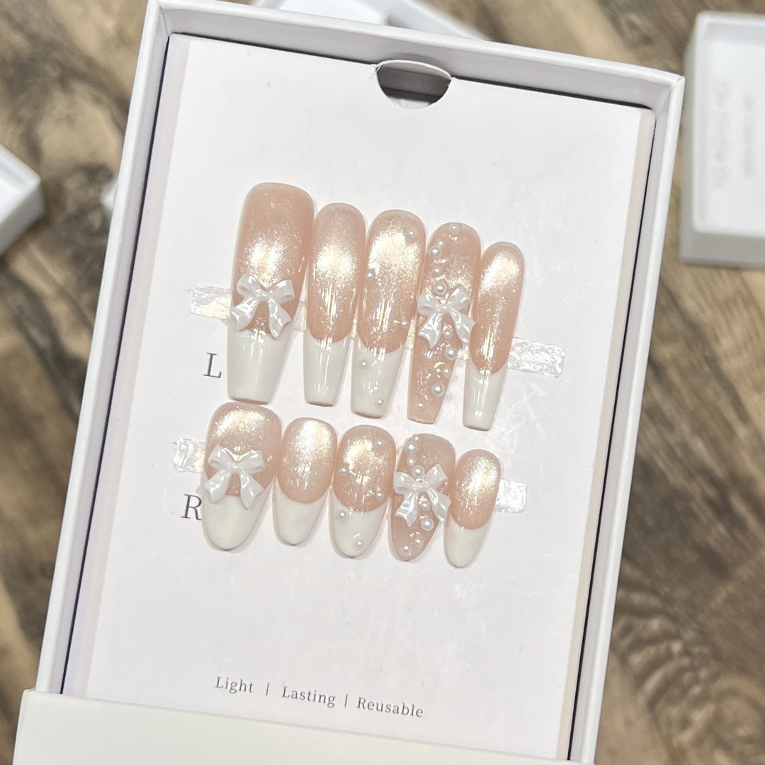 Dekorativer langer Press-On-Nagelset mit Schleife und Perlenakzenten Karnz
