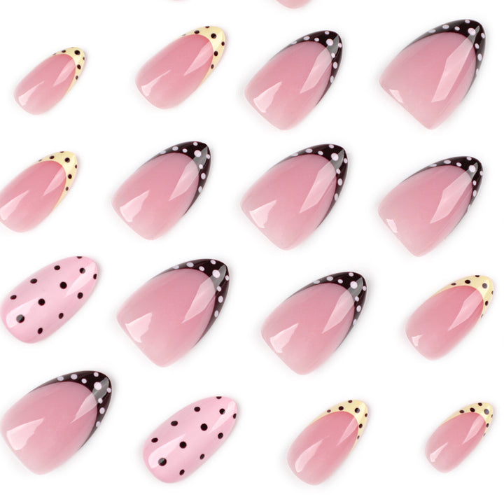 Künstliche Nagelkunst im eleganten Design mit kreativen Akzenten Karnz