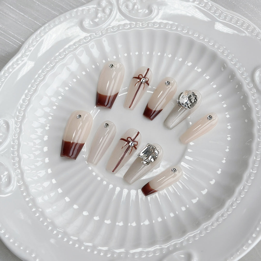 Elegantes Press-On-Nageldesign-Set mit dekorativen Elementen