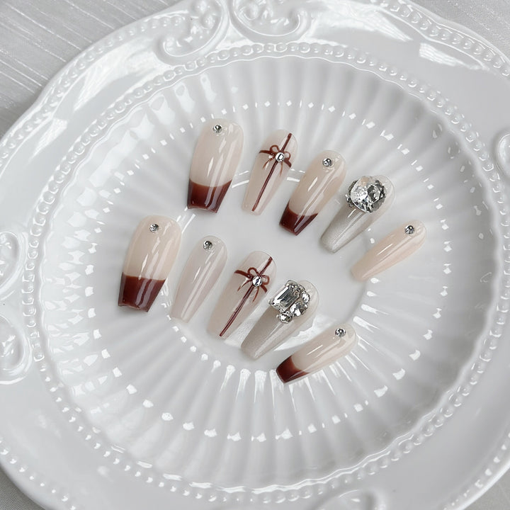 Elegantes Press-On-Nageldesign-Set mit dekorativen Elementen