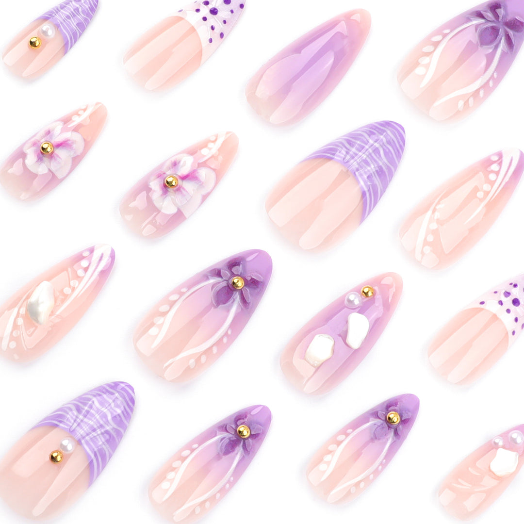 Kunstvolle Nagelverlängerungen mit eleganten floralen Verzierungen Karnz