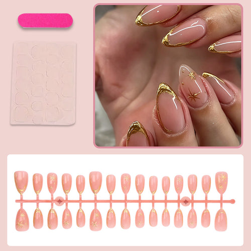 Kunstnagelset mit eleganten Goldakzenten und romantischen Sternmuster Karnz