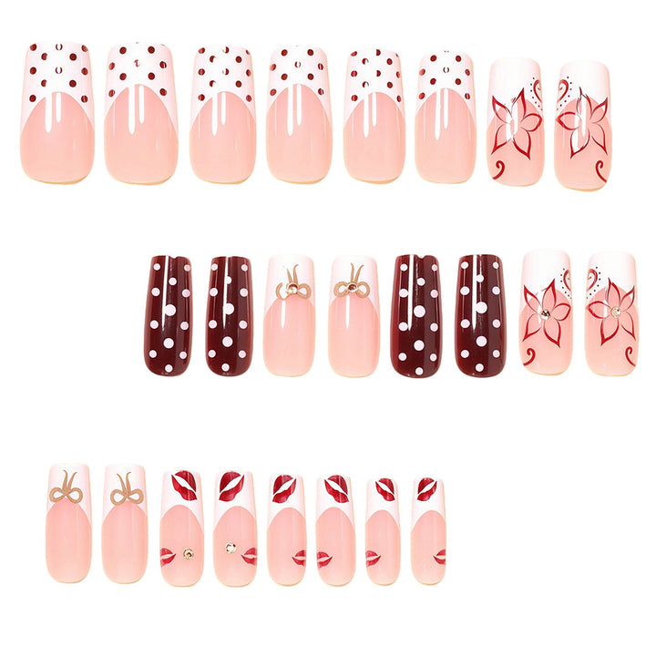 Dekoratives Press-On Nagelkunst-Set mit floralen Akzenten Karnz