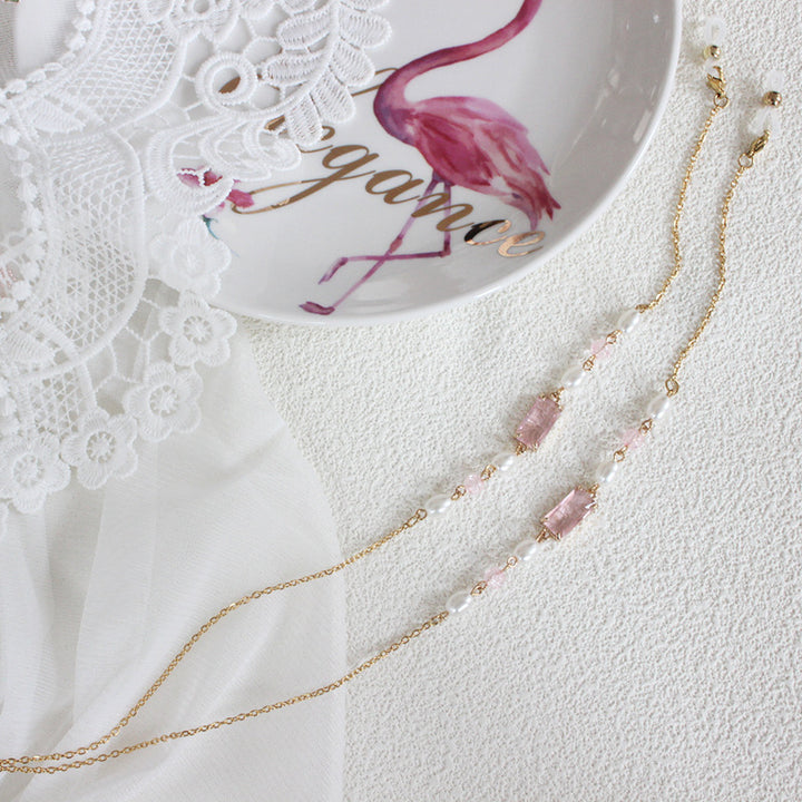 Elegante Schmuckkette mit Perlen und Pinken Akzenten Karnz