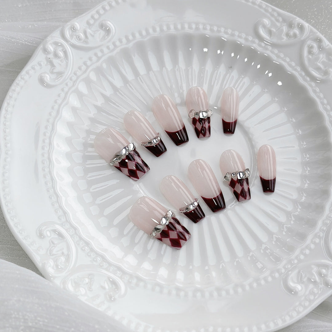 Künstlerisches Press-On Nagelset mit eleganten Schmuckakzenten