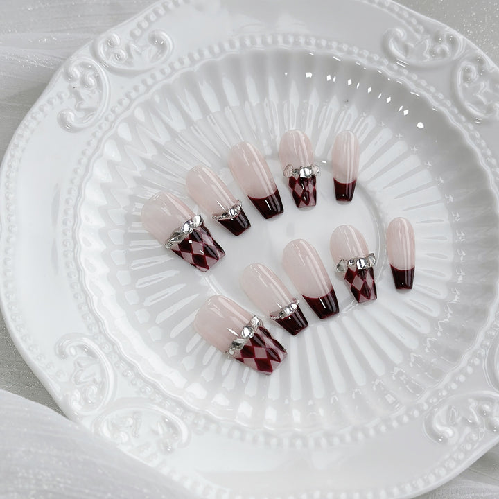 Künstlerisches Press-On Nagelset mit eleganten Schmuckakzenten