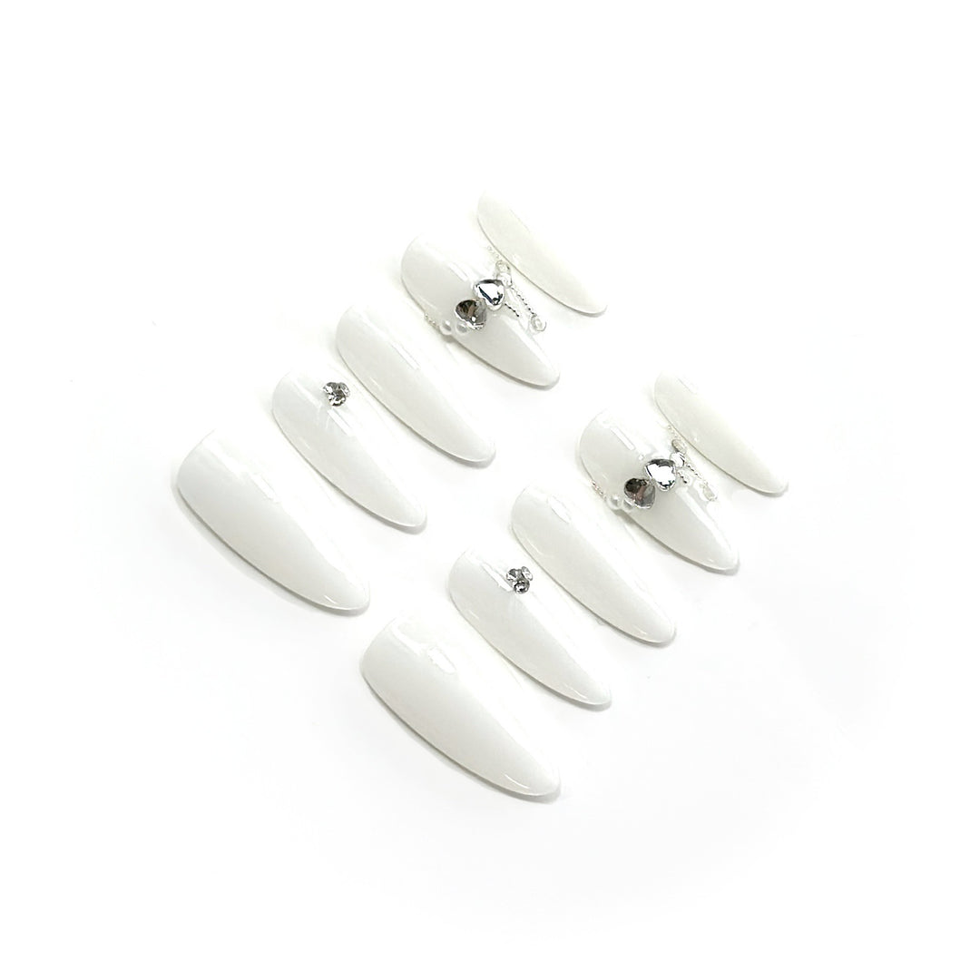 Elegante Spitz-Press-On-Nagel-Set mit dekorativen Strass-Akzenten