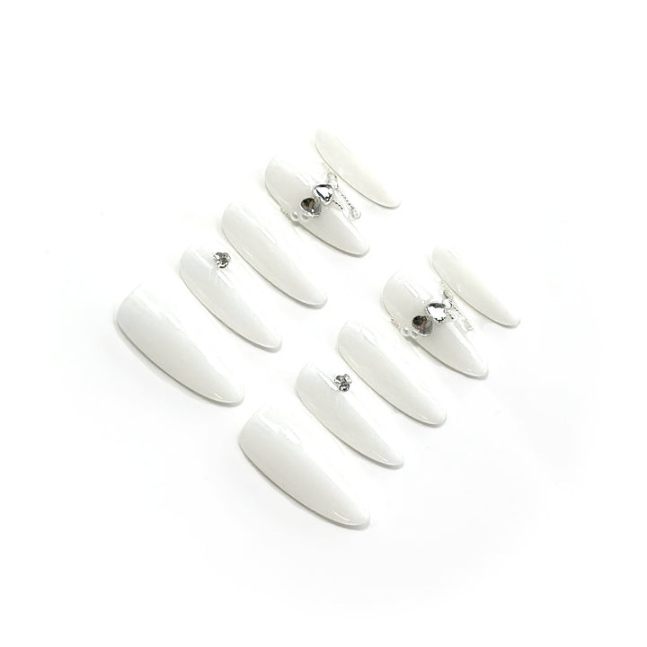 Elegante Spitz-Press-On-Nagel-Set mit dekorativen Strass-Akzenten