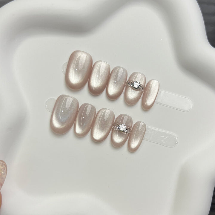 Elegantes Press-On-Nagelset mit dekorativen Akzenten