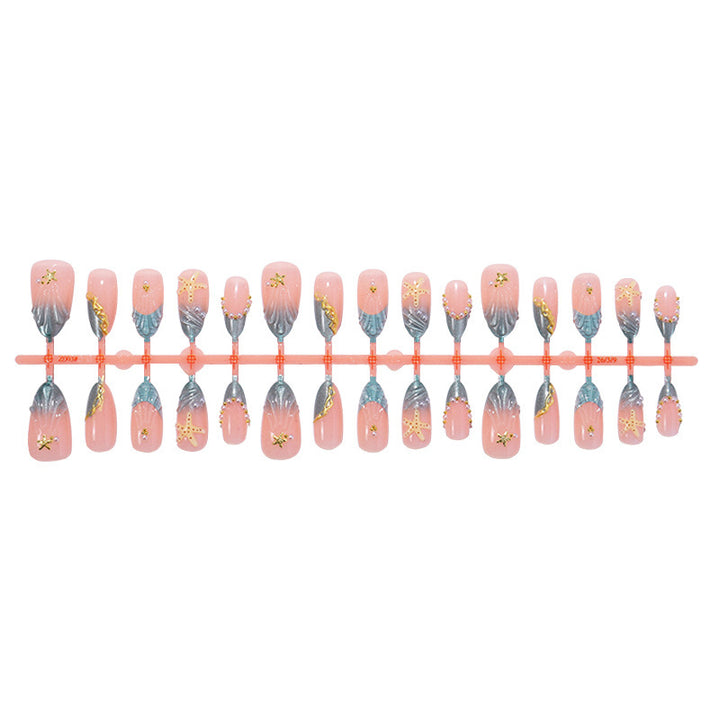 Glamouröses Kunstnagelset mit filigranen Verzierungen Karnz