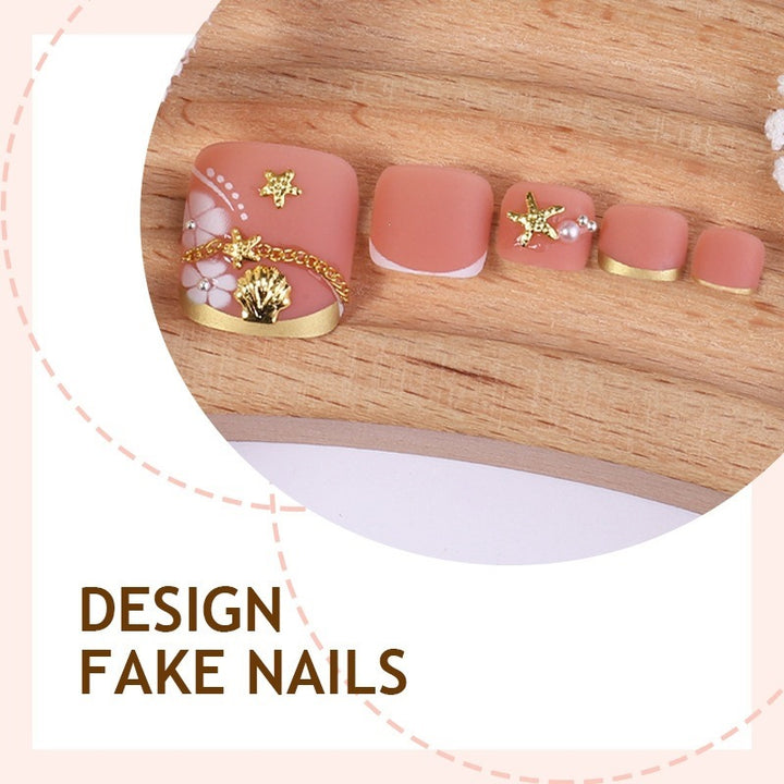 Kunstnagelset mit exquisiten floralen Akzenten und goldenen Verzierungen Karnz