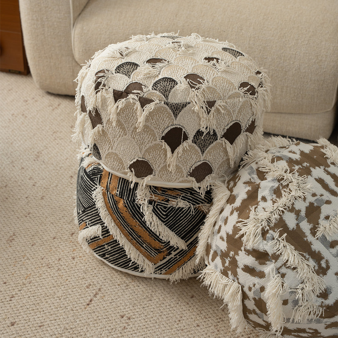 Runder gewebter Sitzpouf mit Boho‑Quasten und strukturierter Tuftoberfläche