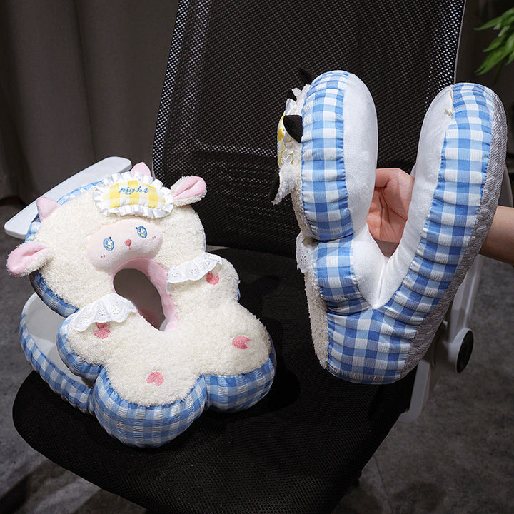 Schafförmiges Nackenkissen mit kompakter Kuscheldecke