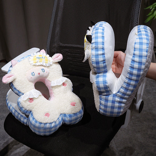 Schafförmiges Nackenkissen mit kompakter Kuscheldecke