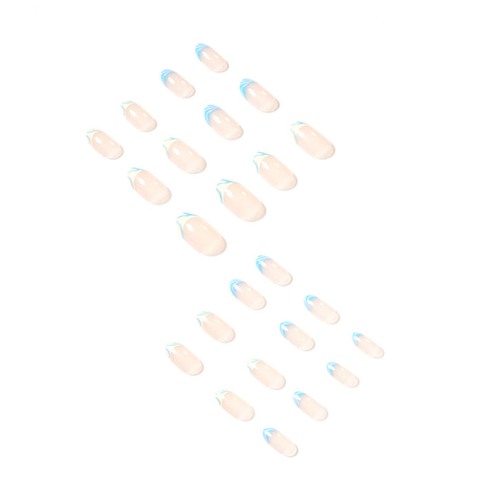 Kreative Nagelkunst mit Farbverlauf und geometrischen Akzenten Karnz