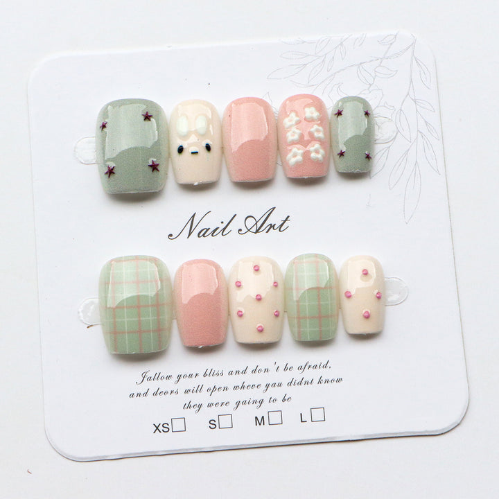Künstlerisches Press-On-Nagelset mit floralen und geometrischen Designs
