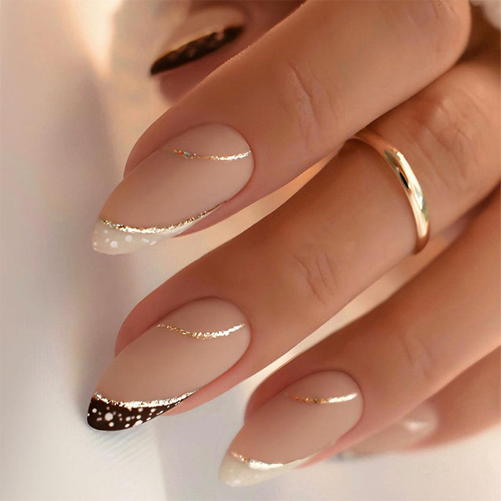Stylisches Stiletto Press-on Nagelkunstset mit goldenen Akzenten Karnz