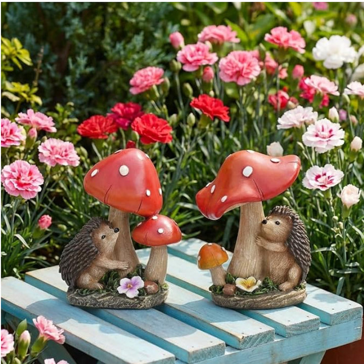 Niedliche Dekofigur mit Igel und Fliegenpilzen Karnz