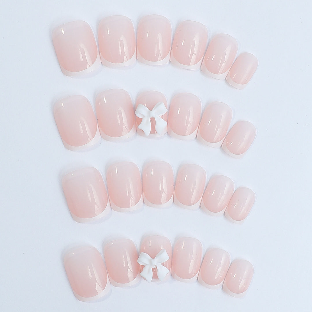 Kunstnagelset mit eleganten und zarten Akzenten Karnz
