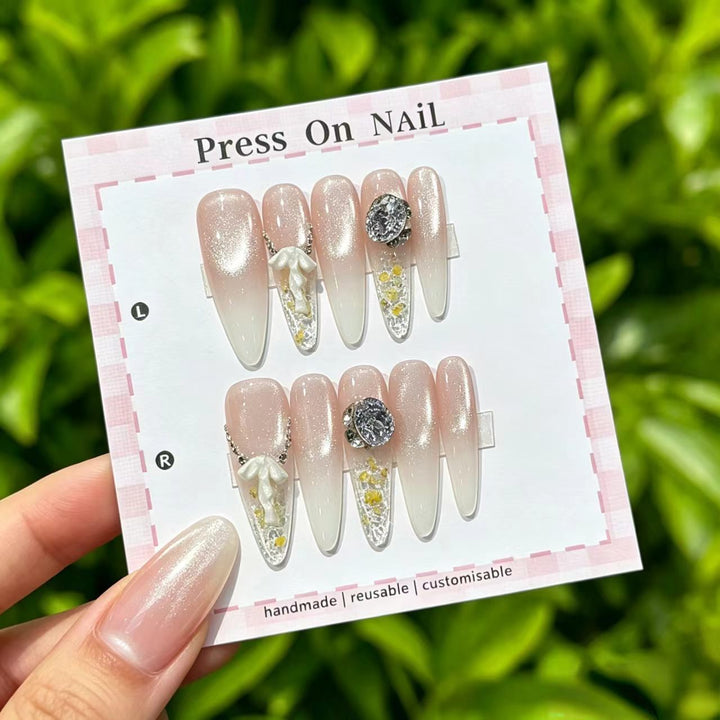 Künstlerisches Press-On Nagelset mit floralen und gemusterten Designs