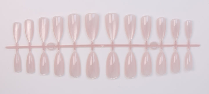 Kunstnagelset mit schimmernden Designs Karnz