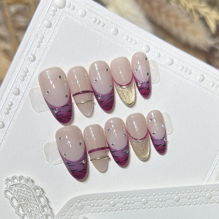 Künstlerisches Stiletto Press-On Nagelset mit Strassakzenten Karnz