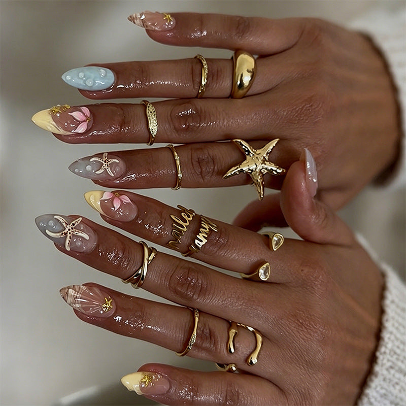 Kunstnagelset mit Floral-Motiven und Glitzerakzenten Karnz