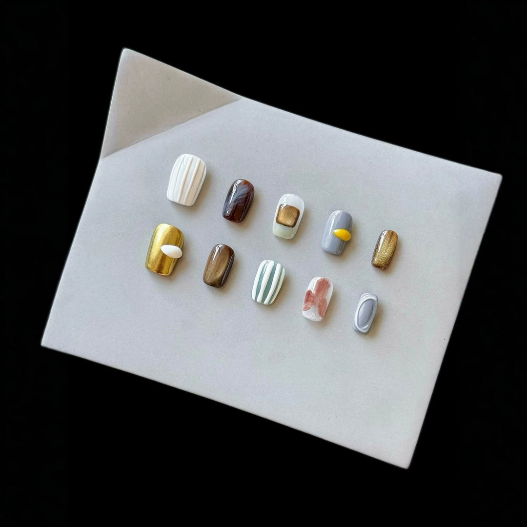 Künstlerisches Press-On-Nagelset mit Luxusmustern