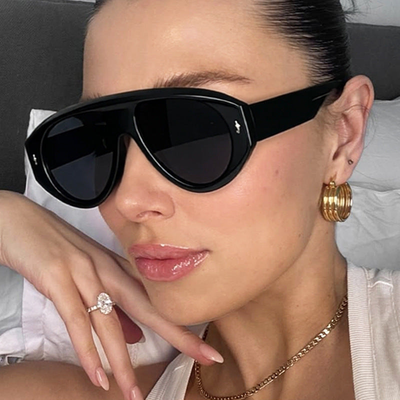 Damen moderne Fashion-Sonnenbrille im futuristischen Design Karnz