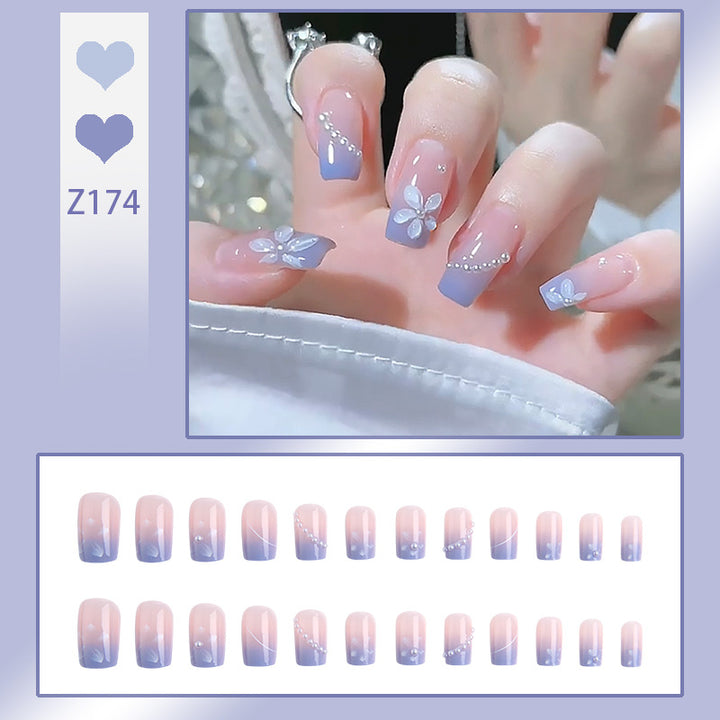 Kunstnagelset mit eleganten Glitzerverzierungen und schimmernden Akzenten Karnz