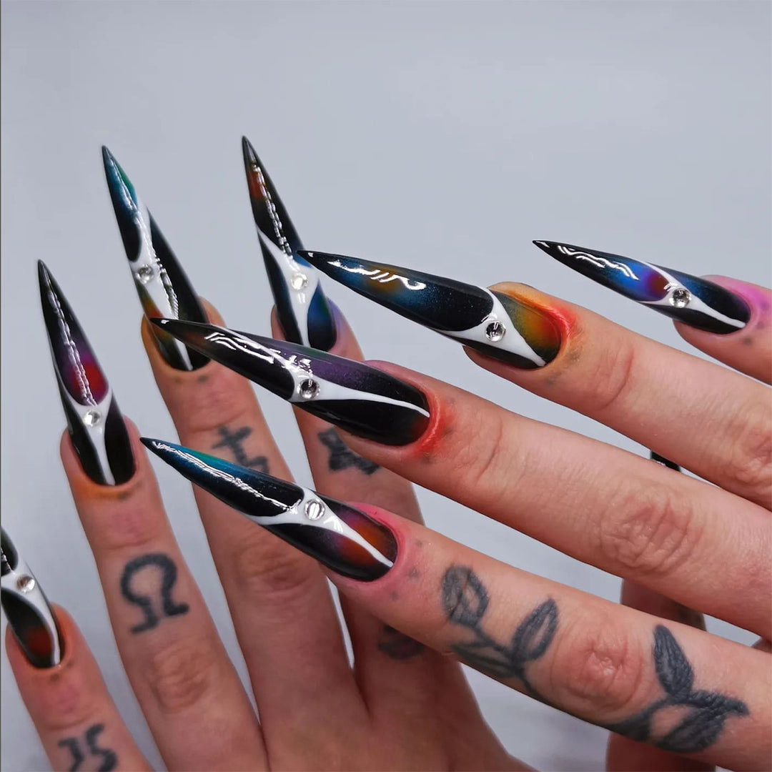 Kunstvolle Stiletto-Nägel mit glitzernden Akzenten und geometrischem Design Karnz
