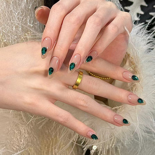 Elegante Press-On-Nagelkunst mit Edelsteinakzenten Karnz