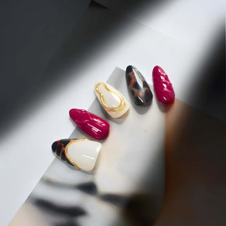 Dekorativer Stiletto Press-On Nagelset mit künstlerischen Mustern Karnz