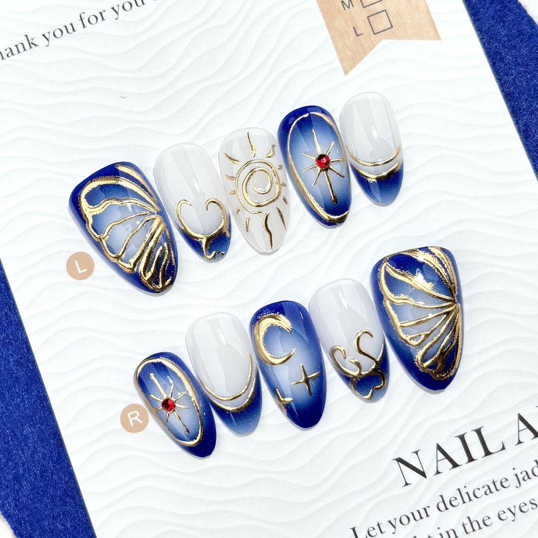 Künstlerisches Press-On-Nagelset mit eleganten goldenen Designs
