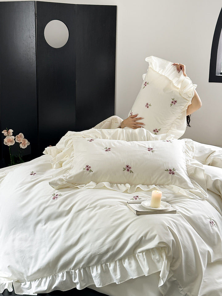 Elegante Bettwäsche-Garnitur aus atmungsaktivem Baumwollsatin mit zierlicher Blumenstickerei und Rüschensaum