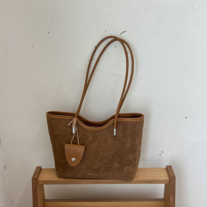 Chic Wildleder Tasche mit Dekorativer Tasche