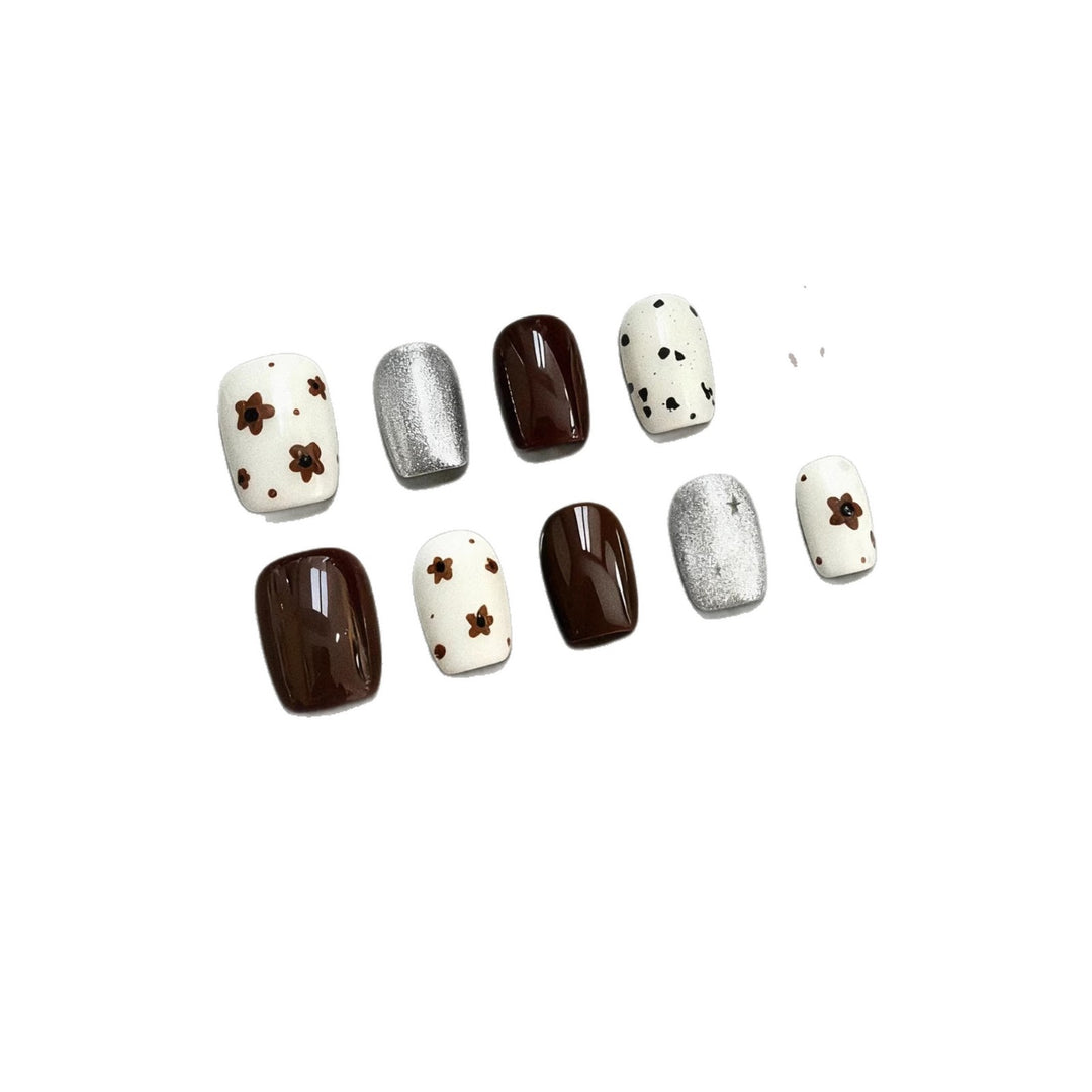 Press-On Nail Art Set mit floralen und metallischen Designs