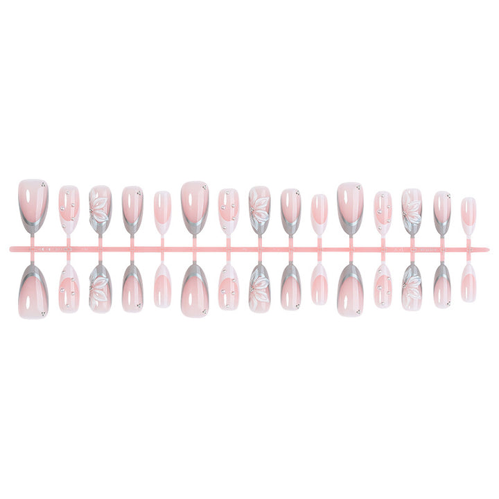 Kreatives Kunstnagelset mit eleganten Schmuckakzenten Karnz