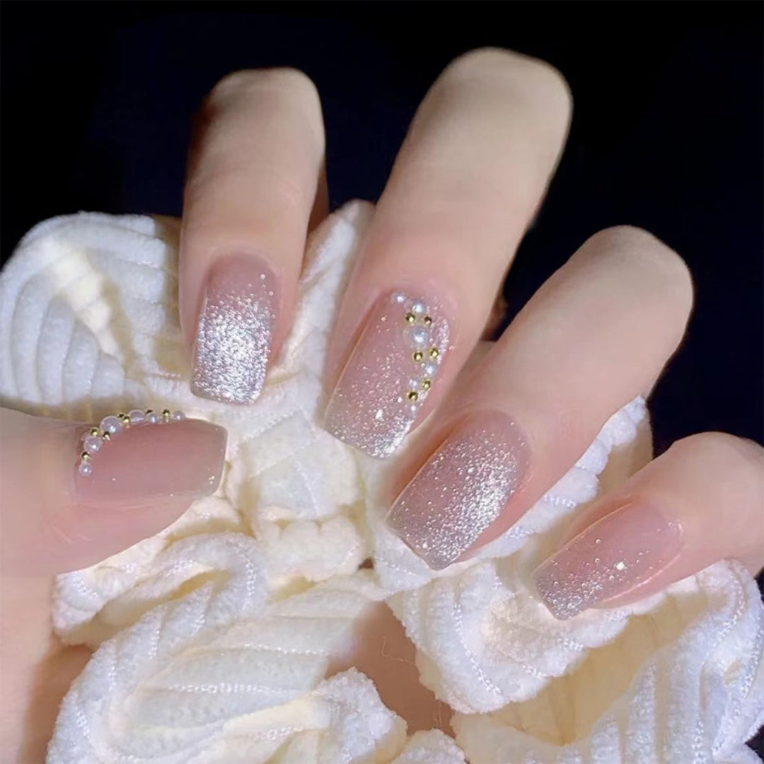 Elegantes Press-On-Nagelset mit Perlenakzenten
