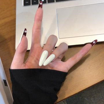 Glamouröse Kunstnägel mit Eleganten Akzenten Karnz