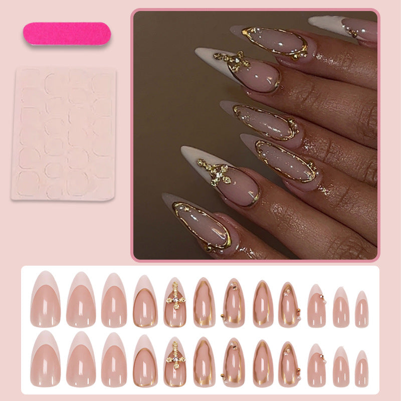 Kunstnagelset mit luxuriösem Glitzer und eleganten Formen Karnz